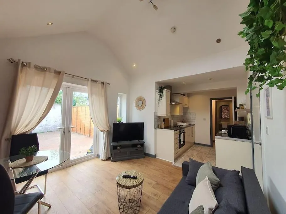 One Bedroom Private Garden Apartment By Property Promise 카디프
