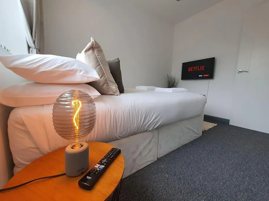 One Bedroom Private Garden Apartment By Property Promise 카디프