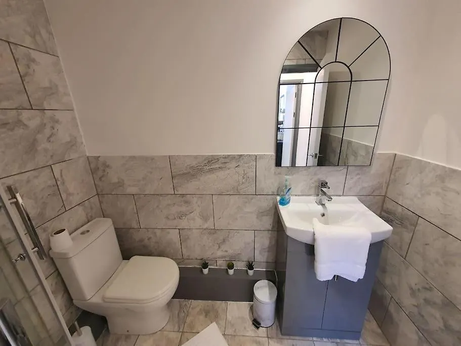 One Bedroom Private Garden Apartment By Property Promise 카디프